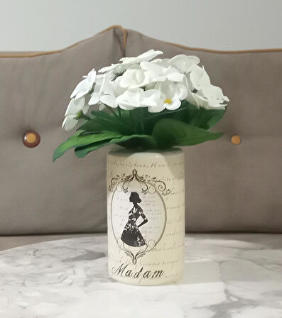 DAHİL,VAZO DAHİL,VAZODA ÇİÇEK,BEYAZ YAPAY ÇİÇEK,VAZO DEKORATİF MADAM DESENLİ 7X7X16CM