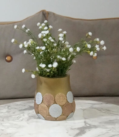 DAHİL,VAZO DAHİL,VAZODA ÇİÇEK,BEYAZ YAPAY ÇİÇEK,VAZO DEKORATİF ALTIN PUANLI POLİRESİN 9X9X15CM