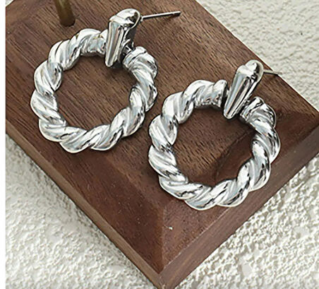 Gümüş Renk Burgu Detaylı  Küpe (Çift)