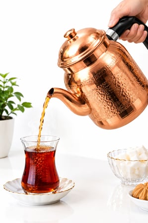 İşlemeli Siyah Kulplu Bakır Demlik