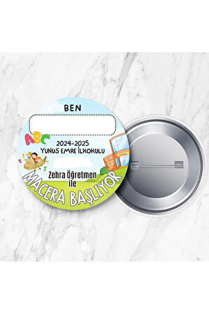 35 adet Isim ve Sınıf/şube Alanı Boş Öğretmene Özel Macera Başlıyor Iğneli 44 mm Metal Yaka Rozeti