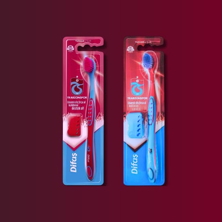 DİFAŞ TRABZONSPOR LİSANSLI YETİŞKİN DİŞ FIRÇASI YUMUŞAK 2 ADET (1 ADET BORDO 1 ADET MAVİ)