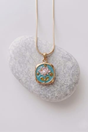 Vintage İncili Kare Pembe Lotus Çiçeği Motifli Kabartma Manzara Tasarım Kadın Çelik Kolye
