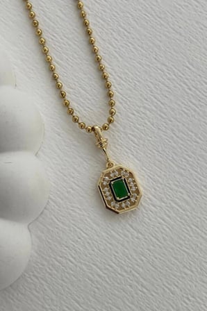 Premium Seri Renk Atmaz Yeşil Baget Taşlı Kare Tasarım Kadın Çelik Kolye
