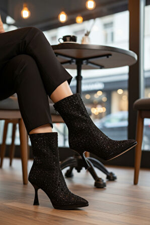 Aspor Siyah Taş İşlemeli İçi Kürklü Kadın Topuklu Çizme