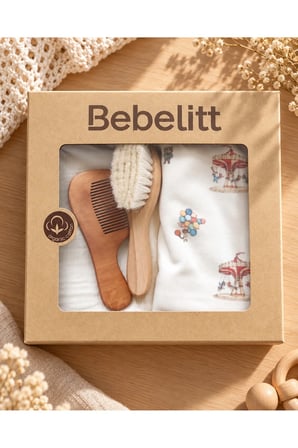 Bebek 4'lü Hediyelik Bakım ve Örtü Seti – Müslin Örtü, Karnaval Desenli Pamuklu Battaniye, Ahşap Tarak ve Fırça