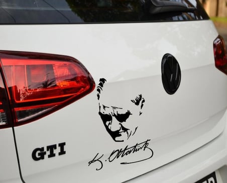 Atatürk Silueti ve İmzası Oto Sticker Etiket Bagaj kapağı