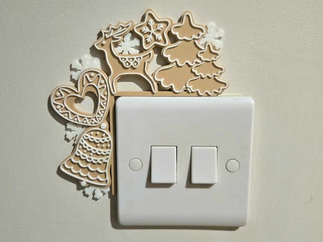 Gingerbread Yılbaşı Işık Anahtarı Çerçevesi Geyik & Çam Ağacı Dekorlu Anahtar Süsü