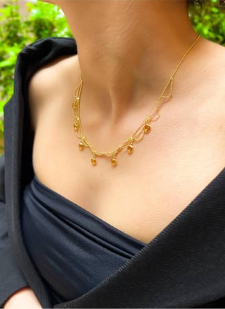 Minimal Kalp Charmlı Sallantılı Gold Kolye Beyaz Standart