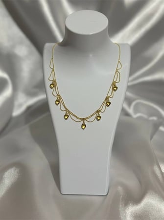 Minimal Kalp Charmlı Sallantılı Gold Kolye Beyaz Standart