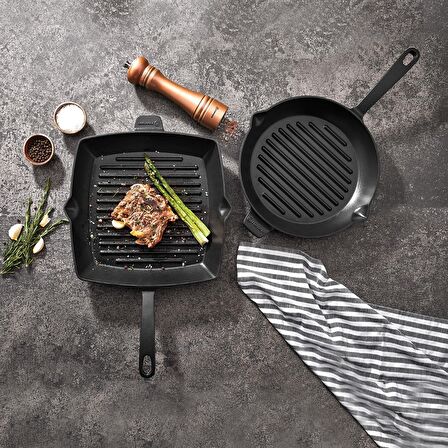 Korkmaz A2846-1 Casta Kırmızı Kare Grill Döküm Tava 26 Cm