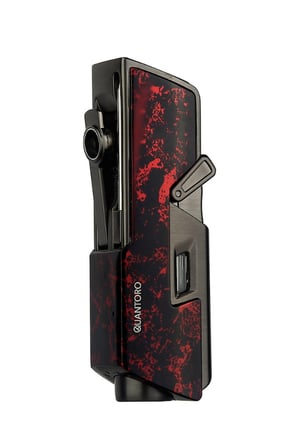 Quantoro Tek Torch Pürmüz Delicili/İğneli Siyah Kırmızı Desenli Metal Puro Çakmağı - TRZ1109