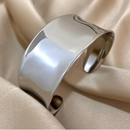 Geniş Form Parlak Metal Bileklik – Minimal ve Zarif Tasarım