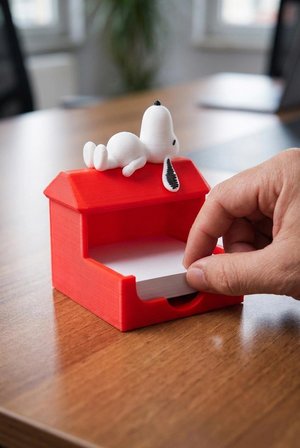 Snoopy Temalı Notluk Standı – Kulübe Tasarımlı Masaüstü Not Kağıdı Tutucu - Kırmızı