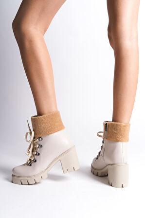 JET-EMMA Bağcıklı Fermuarlı Ortopedik Taban Topuklu Kürk DetaylıKadın Bot CKT - Krem