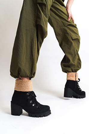 JET-EMMA Bağcıklı Fermuarlı Ortopedik Taban Topuklu Kürk Detaylı Süet Kadın Bot SST - Siyah