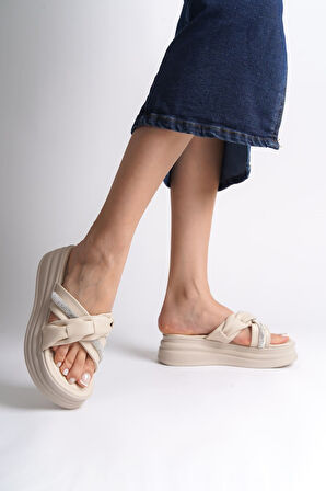 JET-CLARA Düz Topuklu Kurdele Desenli Taşlı Kalın ve Ortopedik Taban Kadın Terlik  CKT - Krem