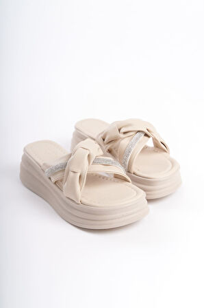 JET-CLARA Düz Topuklu Kurdele Desenli Taşlı Kalın ve Ortopedik Taban Kadın Terlik  CKT - Krem