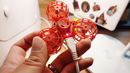 Şarj Edilebilir Uçan Stres Çarkı Fidget Spinner Gyroscop Mini Drone Outdoor Eğlencesi Spinner Krmızı