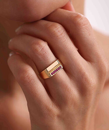 Kırmızı Taşlı 14 Ayar Altın Yüzük