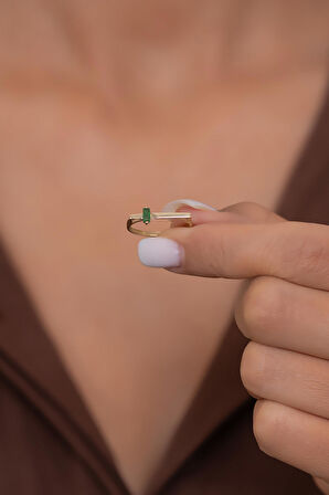 14 Ayar Altın Yeşil Baget Taşlı Düz Yüzük