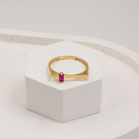 Köşeli Kırmızı Taşlı Altın Yüzük 14 Ayar