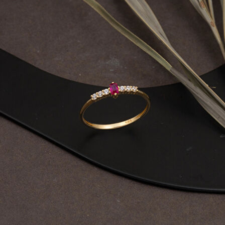 Kırmızı Baget Tektaşlı 14 Ayar Altın Yüzük