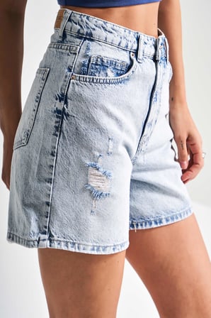 Kadın Mavi Renk 12s5-3 Mom Fit Midi Boy Lazer Detaylı Yırtık  %100 Koton Denim Şort