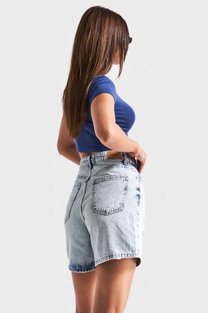 Kadın Mavi Renk 12s5-3 Mom Fit Midi Boy Lazer Detaylı Yırtık  %100 Koton Denim Şort
