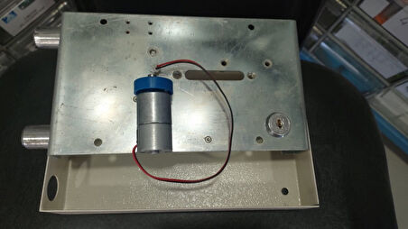 Kilitleme sistemi için motorlu mekanizmalı dijital tuş takımı