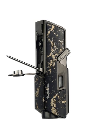 Quantoro Tek Torch Pürmüz Delicili/İğneli Siyah Gold Desenli Metal Puro Çakmağı - TRZ1108
