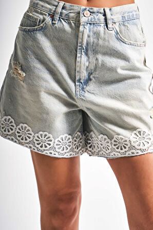 Kadın Kot Rengi D4-12s5-75 Dantel Detaylı Midi Boy Yırtık Detaylı Mom Fit Tasarım Denim Şort
