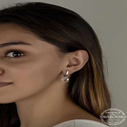 Swarovski Crystal Taşlı Lucky Life 925 Ayar Gumuss  Beyaz Papatya Sallantılı Kadın Küpe