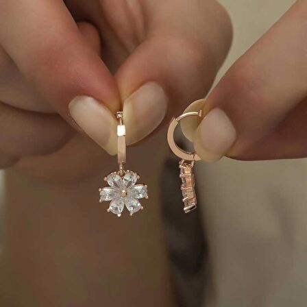 Lucky Life 925 Ayar Gumuss  Beyaz Çiçek Kadın Küpe