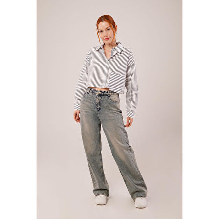 Crop Model Cepli Ve Çizgili Beyaz Gömlek