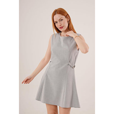 Yanları Zincir Detaylı Sıfır Kol Gri Mini Elbise