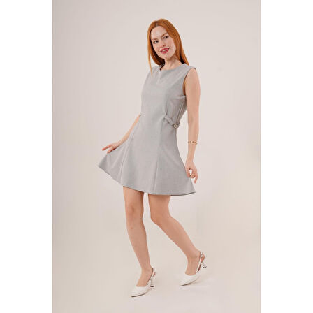 Yanları Zincir Detaylı Sıfır Kol Gri Mini Elbise