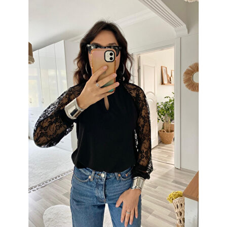 Lucky Life Kadın Uzun Kollu Göğüs Pencere Detay Yaka Boğazlı Kolları Tüllü Sandy Bluz