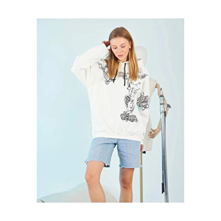 Lucky Life Kapüşonlu Üç İplik Sweatshirt – Beyaz Strong Heykel Baskılı, Rahat Kalıp, Kanguru Cepli Modern Tasarım
