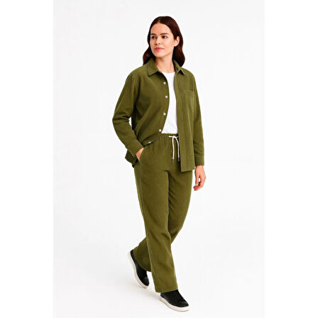 Lucky Life  Kadife Oversize Takım – Gömlek Ve Pantolon İkili Set Füme Corduroy Şıklığı, Rahat Ve Zarif Duruş Yumuşak Dokulu Kadife Kumaş, Düğmeli Gömlek Üst Ve Lastikli Pantolon Alt Parça Ile Gün Boyu Konfor- Haki