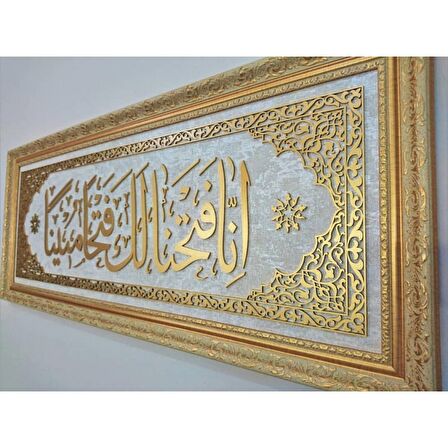 İslami Tablo 120x52 cm El Yapımı Naht Sanatı Dekoratif Çerçeveli FETİH SURESİ 1.AYET