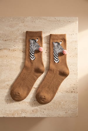 Kadın Ponpon Aksesuarlı Zebra Desenli Soket Çorap Kahverengi