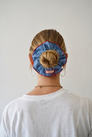 Mavi Denim Görünümlü Fiyonk Etiketli Lastik Topuz Tokası