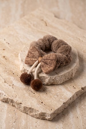 Peluş Lastikli Pofuduk Fiyonklu Lastik Toka Kahverengi