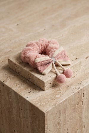 Fiyonk Aksesuarlı Ponponlu Peluş Lastik Toka Pembe