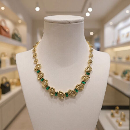 Yeşil Taşlı Kare ve Damla Figürlü Kolye