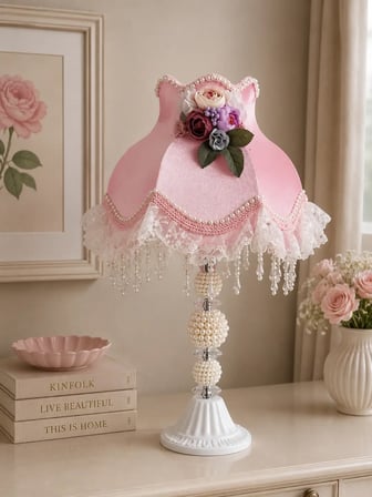 Pembe Kadife Kaplı Çiçek Dekorlu Başlık İncili Beyaz Ayaklı Klasik Prenses Model Abajur 55x25cm