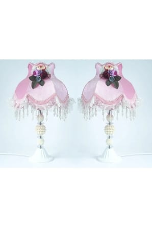 Pembe Kadife Kaplı Çiçek Dekorlu Başlık İncili Beyaz Ayaklı Klasik Prenses Model Abajur 55x25cm