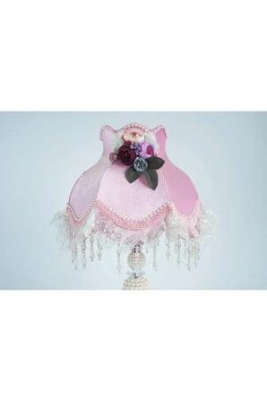 Pembe Kadife Kaplı Çiçek Dekorlu Başlık İncili Beyaz Ayaklı Klasik Prenses Model Abajur 55x25cm