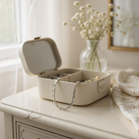 Altın & Gümüş Renk Taşlı Klasik Kolye - Zarif ve Şık Tasarım